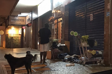 População de rua em frente aos prédios incomoda moradores