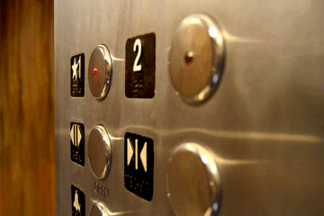 Quais são as regras de uso do elevador do condomínio?